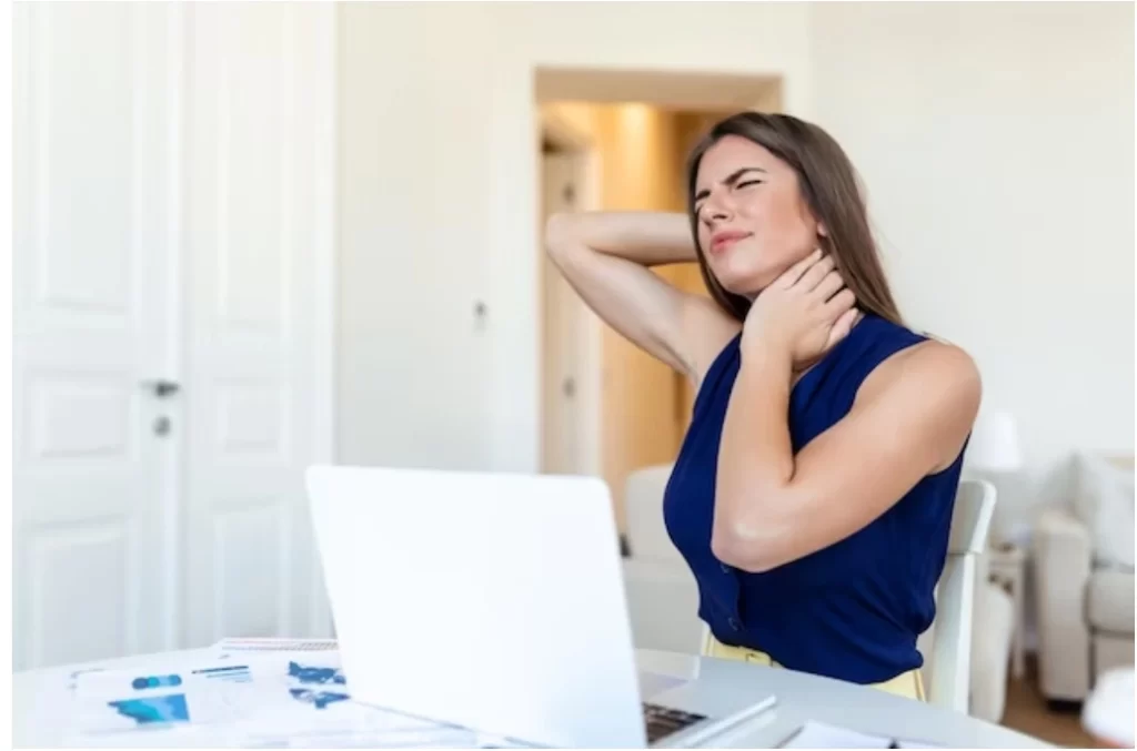 گردن درد عصبی چیست ؟ | بررسی راه های درمانی موثر 4 گردن درد عصبی چیست